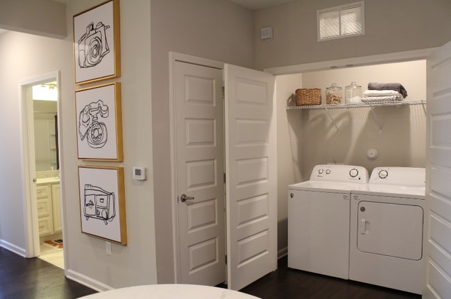 Washer/Dryer Available