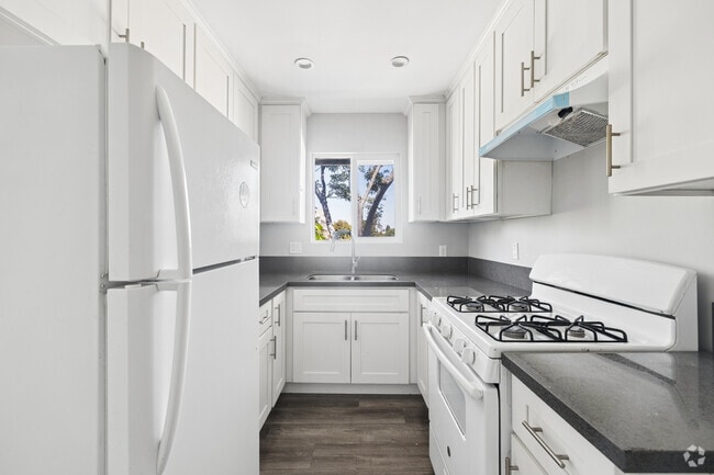 2BR, 1BA - 900SF - Kitchen