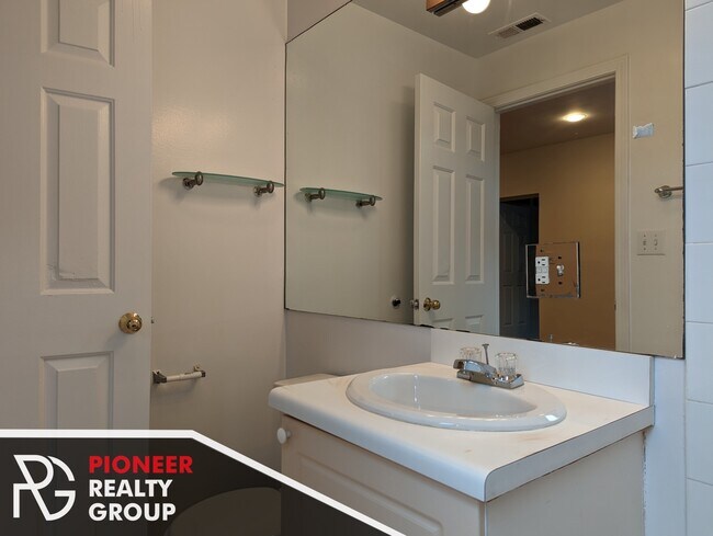 Photo - 912 W Dakin St Unit 917-305