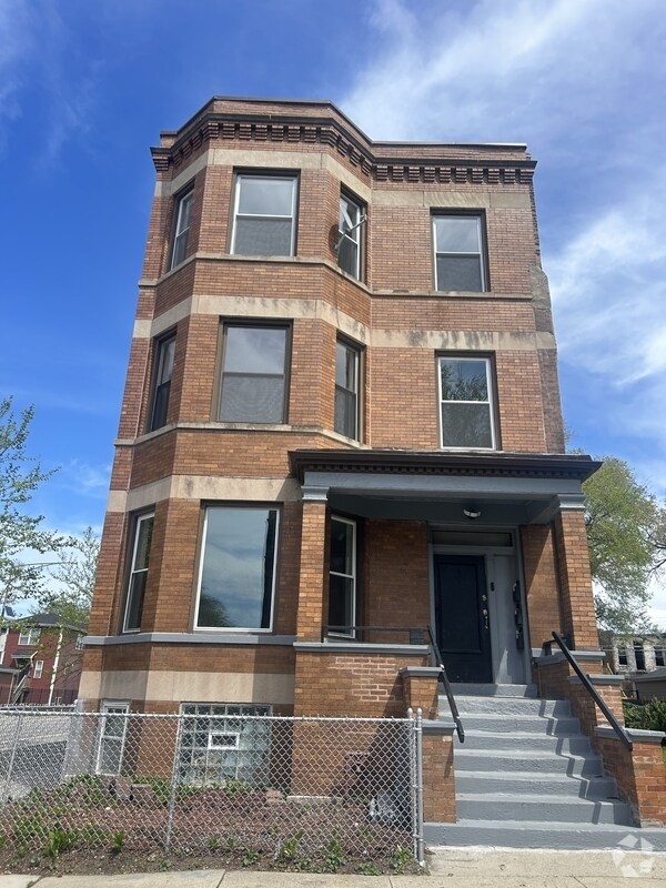 Building Photo - 6601 S Langley Ave Rental