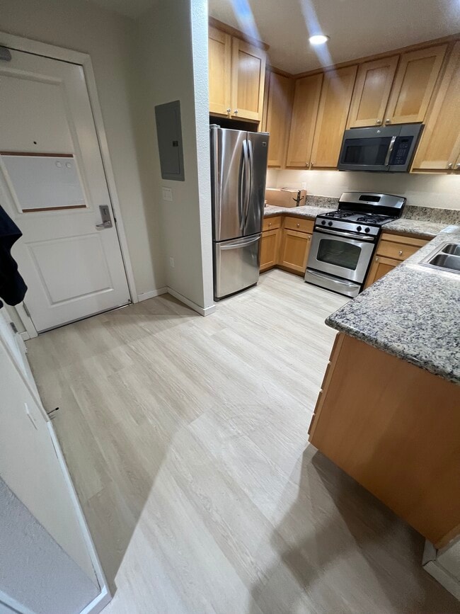 Building Photo - 1488 El Camino Real Unit 315