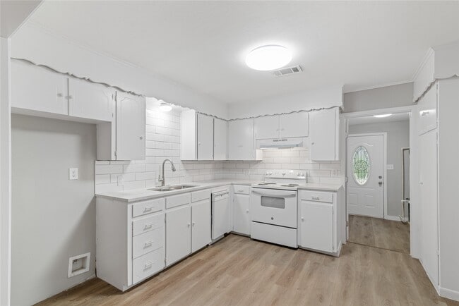 Photo - 615 Riveredge Dr