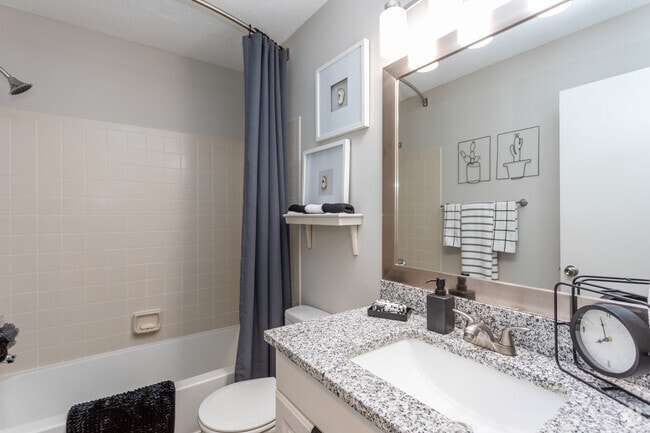 2BR, 2BA - 960SF Magnolia - Bathroom