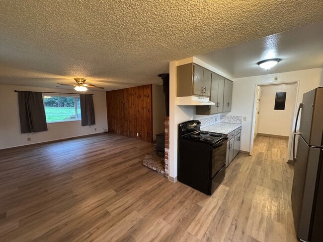 Photo - Large, fenced, sunny yard. 3/1.5 in Azalea Hill location in McKinleyville