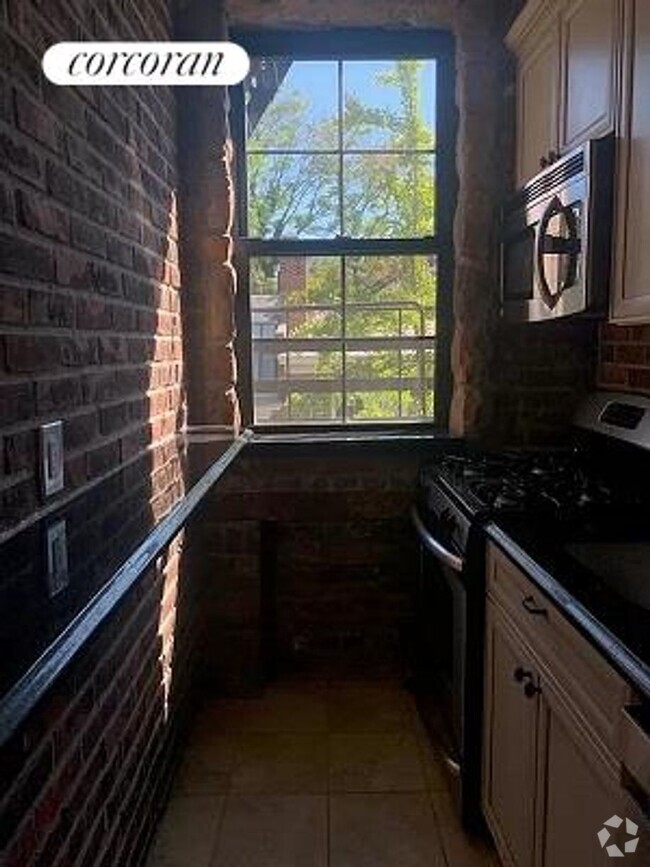 Building Photo - 247 W 10th St Rental