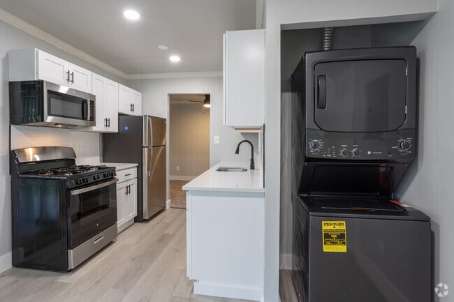 3BR, 2BA - 1,171SF
