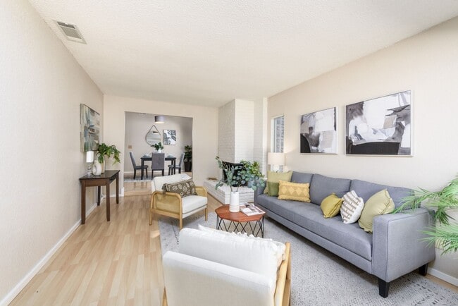 Photo - 2 bed 1 bath home w/ garage and yard, biking distance to UC Davis campus and downtown