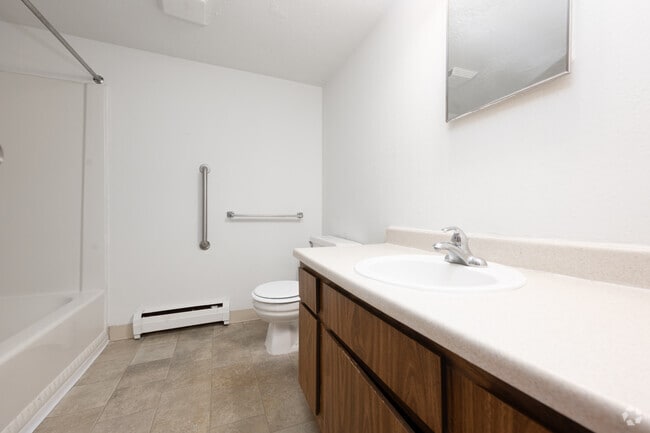 2BR, 1BA - 905SF - Bathroom