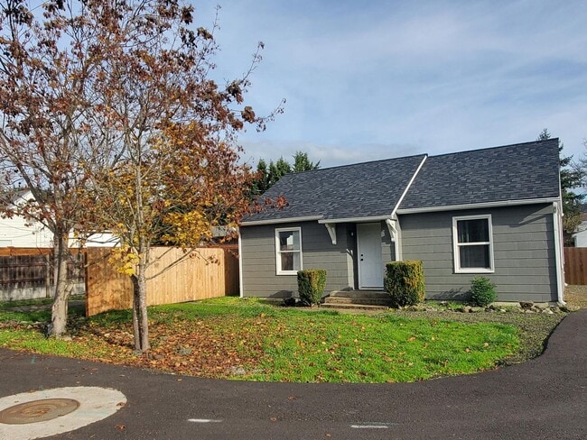 Building Photo - Remodeled 2-Bedroom Home in Roseburg