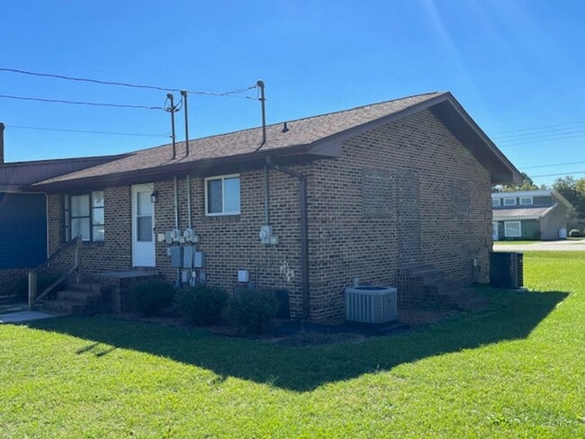 Building Photo - 618 Hiawatha Rd Unit C