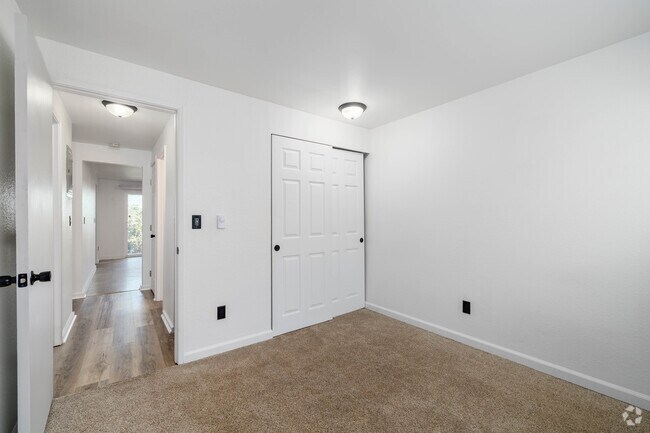 2BR, 1BA - 733SF - Bedroom