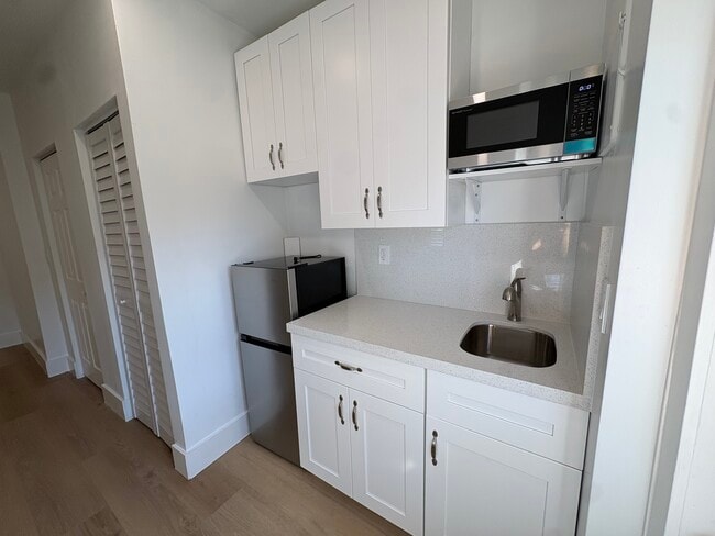 Building Photo - 3740 SW 124th Ct Unit Efficiency