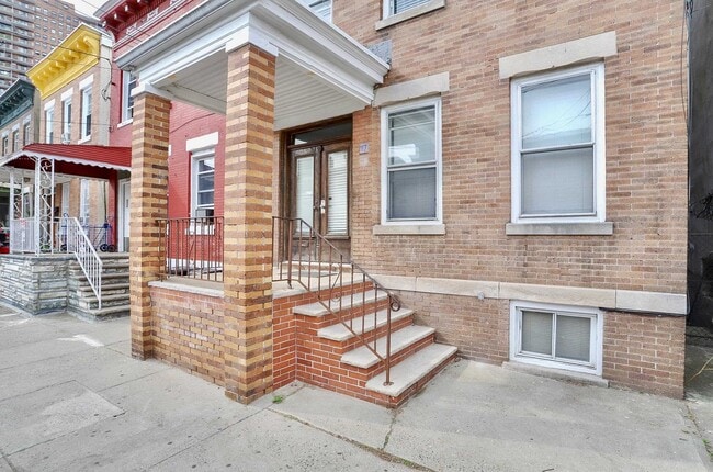 Building Photo - 117 57th St Unit 2