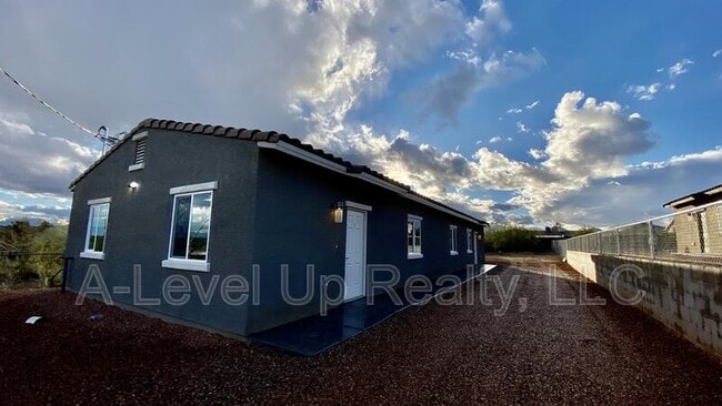 Building Photo - 1310 S San Jacinto Dr