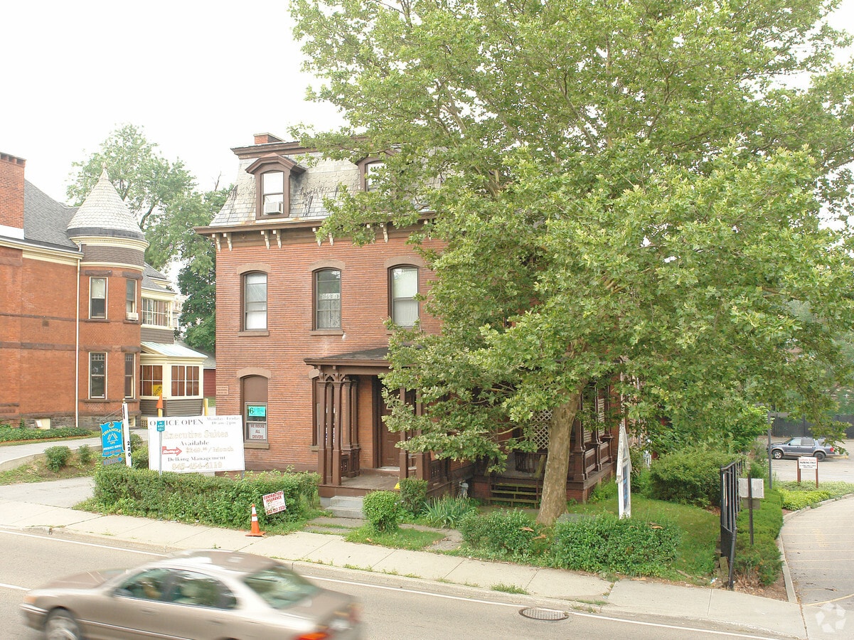 Photo - 220 Church St