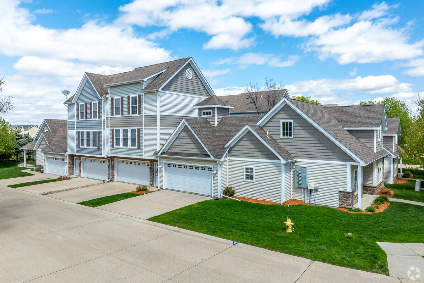 Walnut Crest - Walnut Crest Townhomes