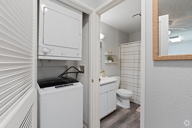 2BR, 2BA - 930SF - Laundry
