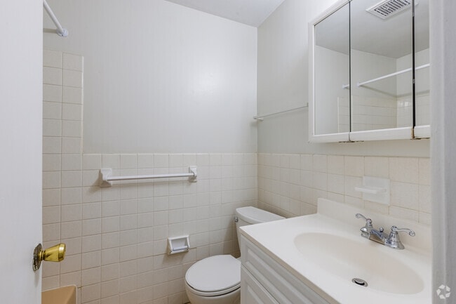 1BR, 1BA - 700SF (B) - Bathroom - Imperial Towers