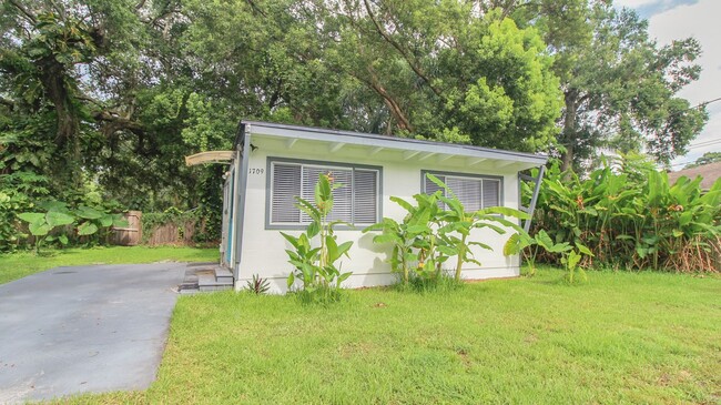 Building Photo - 1709 Cloverlawn Ave