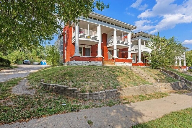 Building Photo - 3224-3226 E 8th St. Unit 1W