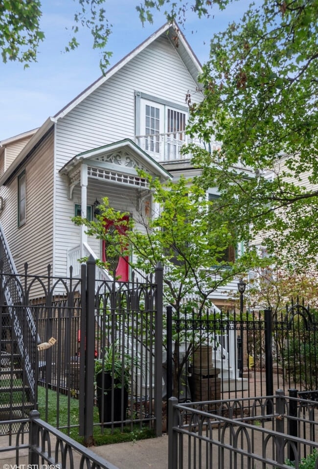 Building Photo - 1046 W Barry Ave Unit 3