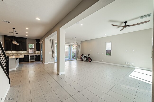 Photo - 6465 Farness St