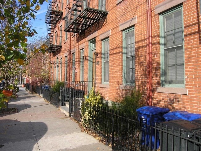 Building Photo - 206 6th St Unit 3-R Rental