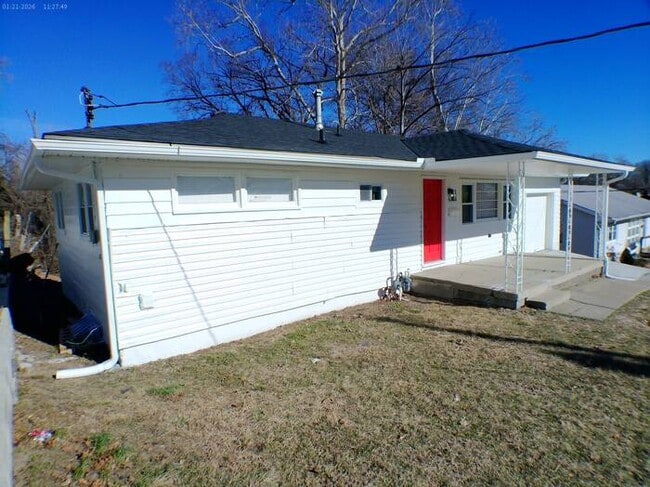 Photo - Beautiful 4 bedrooms and 2 full baths with vanity in a beautiful house at Longwood Ave Kansas Cit...