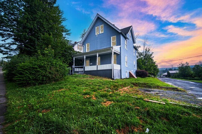FRONT - 91 Lake St House