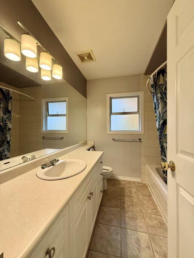 Photo - 3 bedroom in Coquitlam BC V3K 4A6