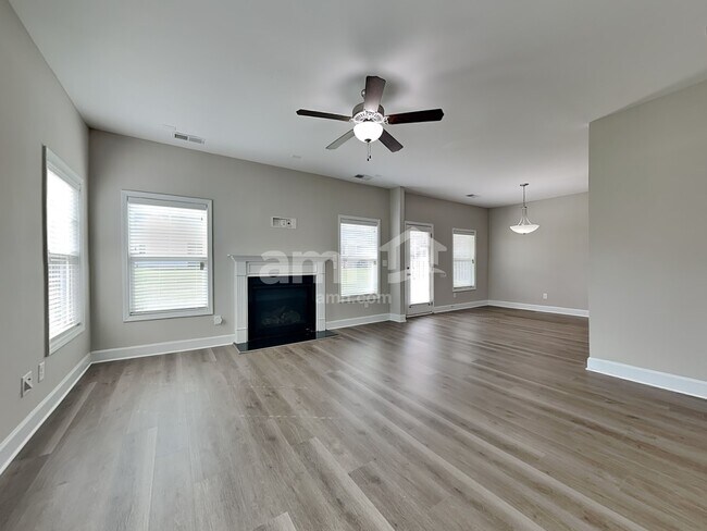 Photo - 185 National Dr