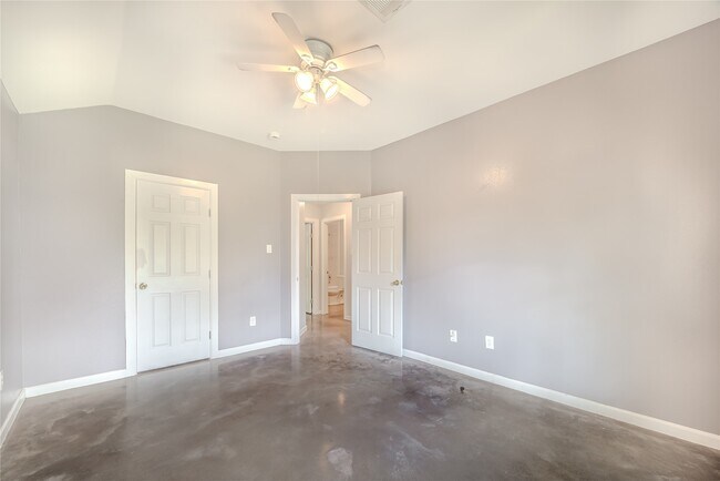 Photo - 834 Elkhart St