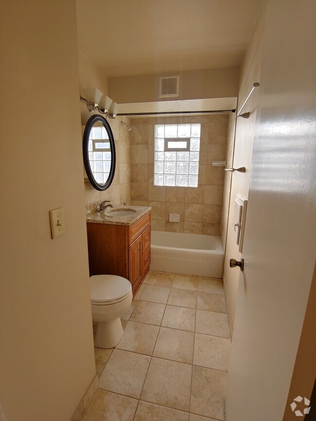 Building Photo - N70W5780 Bridge Rd Unit 5782 - UPPER Rental