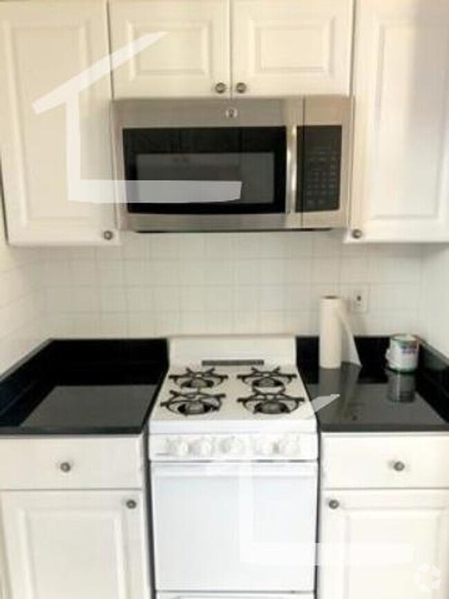 Building Photo - Top Floor-2 with A/C & parking for rent Rental