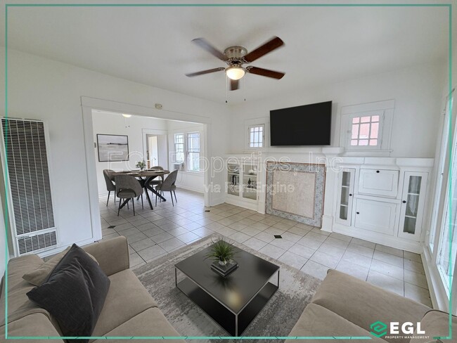 Building Photo - 816 Forest Ave