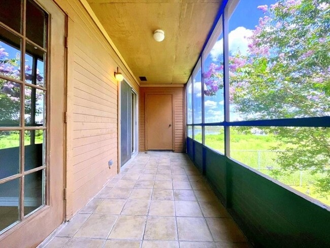 Building Photo - 10555 Turtlewood Ct Unit 1207 Rental