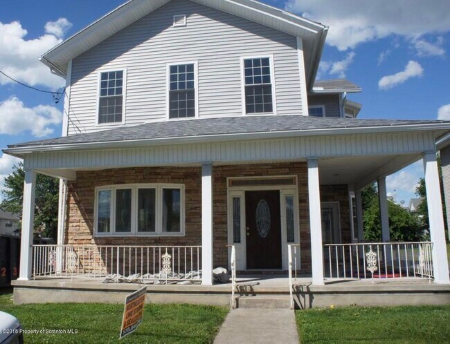 Building Photo - 2027 Green Ridge St Rental