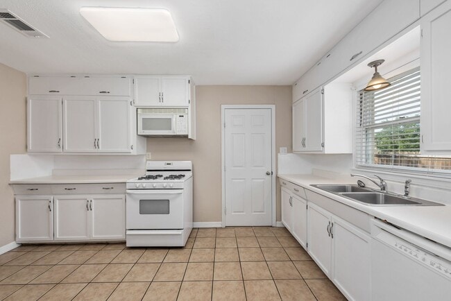 Photo - PRE-LEASING Spacious 2 Bed/1 Bath with Har...