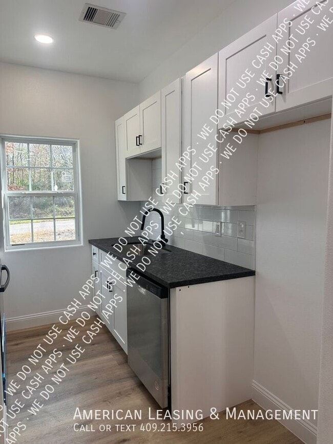 Building Photo - 1003 Lynn-D