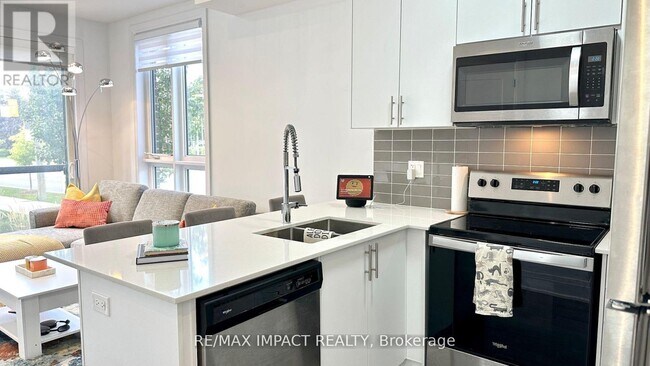 Photo - 719 Lawrence Ave W