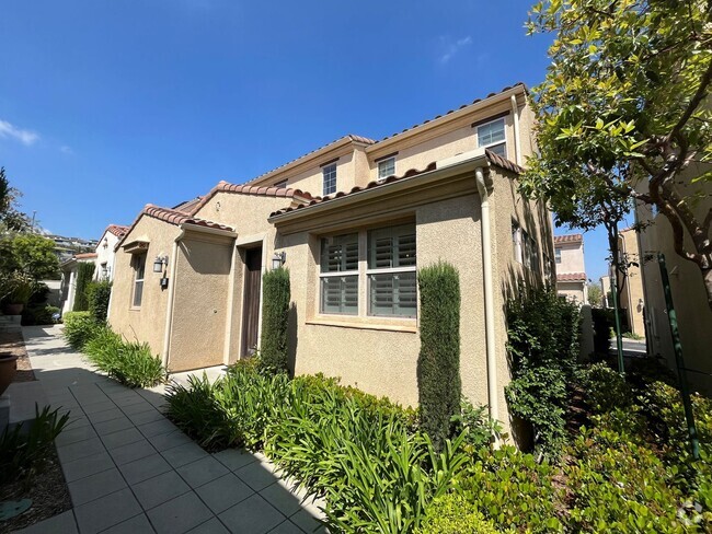 Building Photo - Gated Porter Ranch home w/all appliances +...