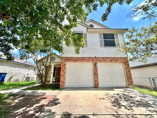 Spacious 3BR/2.5BA Two-Level Home with Fen... - Spacious 3BR/2.5BA Two-Level Home with Fen...