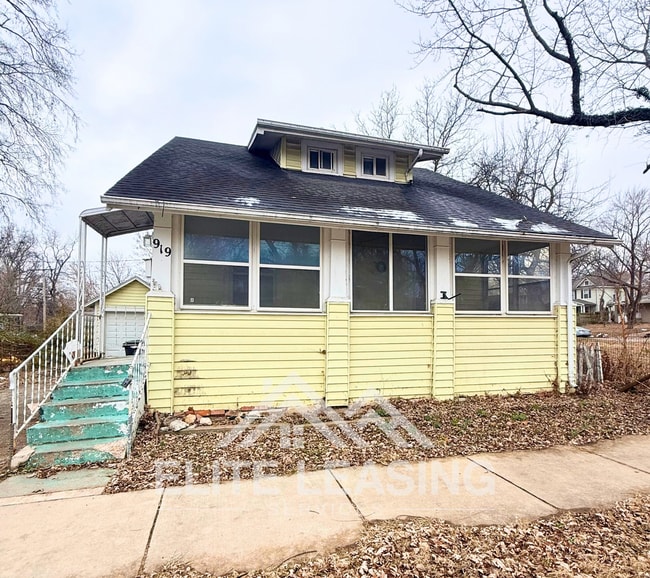 Building Photo - Charming 3 Bedroom Home Near Downtown Topeka!