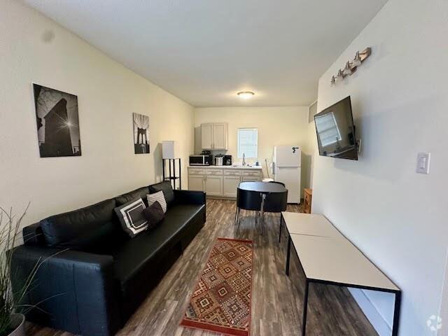 Building Photo - 735 W 10th St Unit A Rental