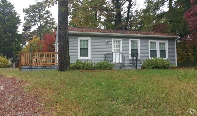 Building Photo - Great house! Three bedroom / One bath