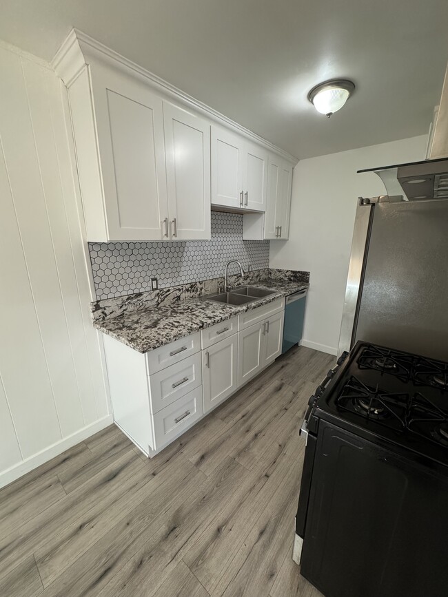 Building Photo - 12329 Oxnard St Unit 1