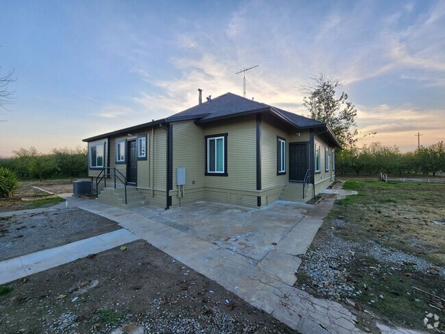 Building Photo - Lovely Country Home!