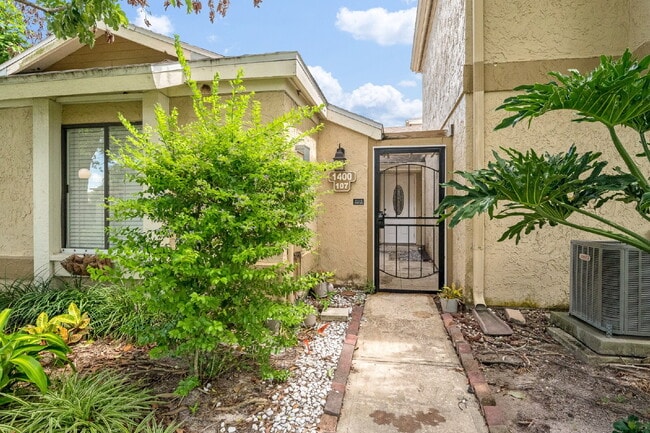Building Photo - Renovated 2/2 in Oakwood Villas! Unit 107