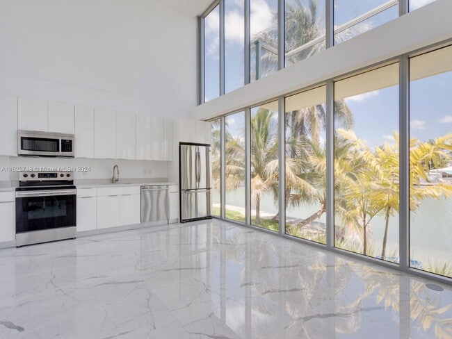 Photo - 8425 Crespi Blvd