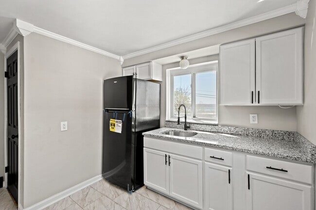 Photo - MOVE IN SPECIAL! SCORE HALF OFF 1ST MONTH'...